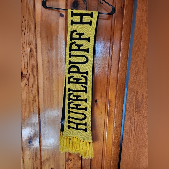 Hufflepuff Harry Potter Reversible Scarf - Picture 5 of 7